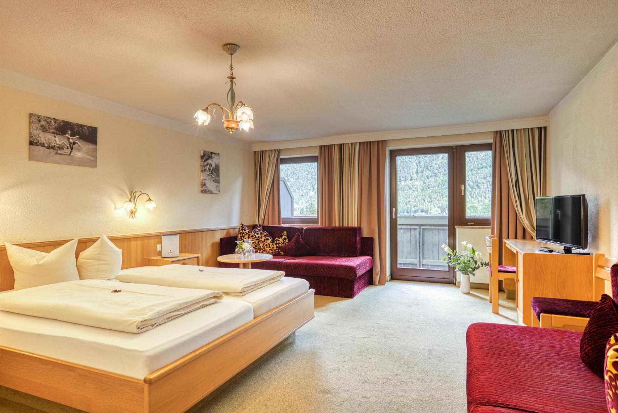 Hotel Zum Lamm Tarrenz Exterior photo